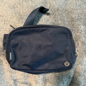 Lululemon 2L belt bag in navy blue